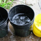Los merideños recolectan agua de lluvia para poder tener el líquido (Cortesía Tal Cual)